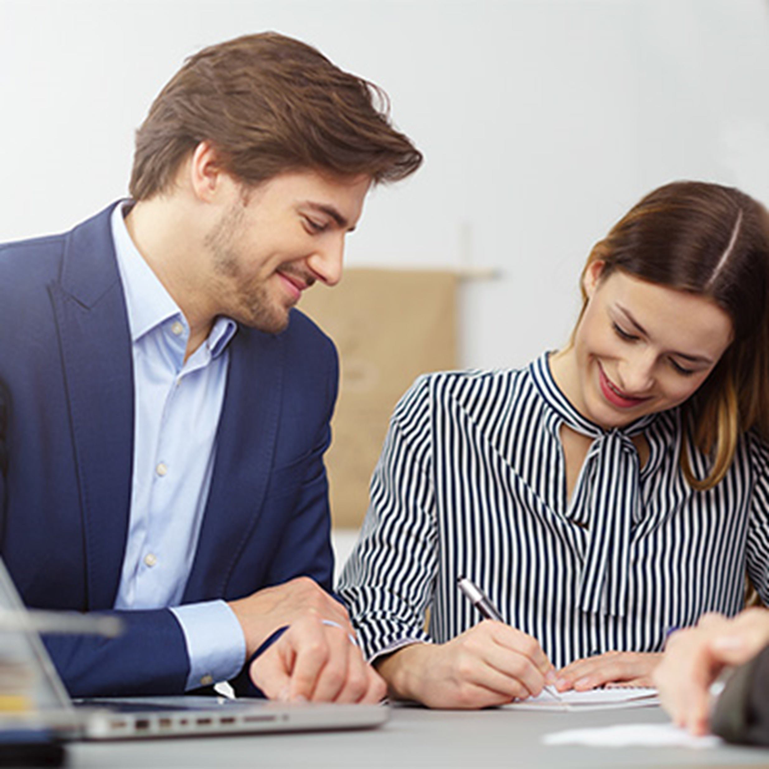 asesoría legal pareja firmando